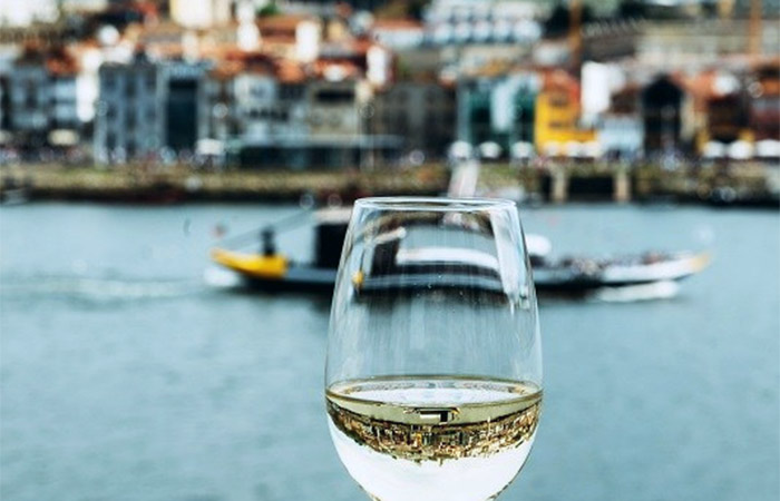 Disfrute de un recorrido gastronómico por Oporto y visite las bodegas vinícolas junto al río