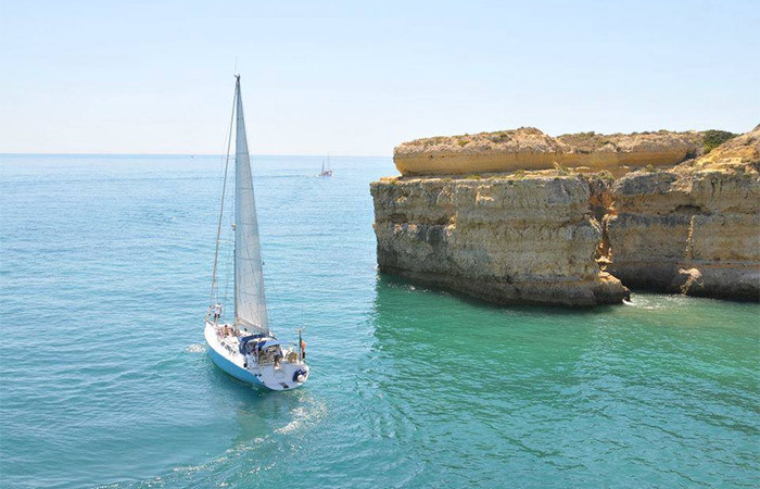 Experiencia de navegación privada en la costa del Algarve