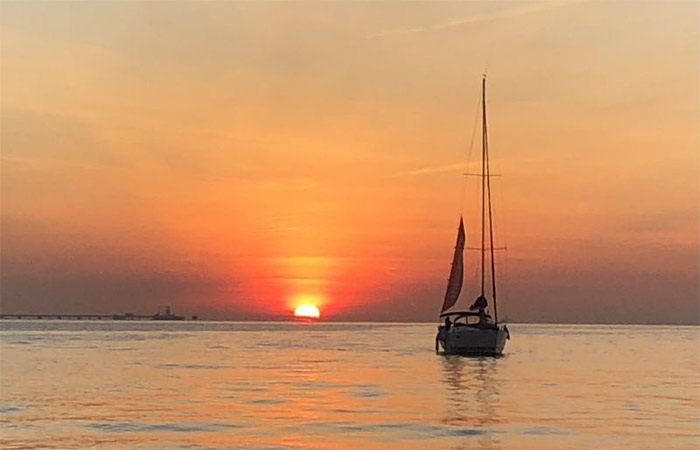 Llegada a Lisboa y crucero al atardecer por el río Tajo