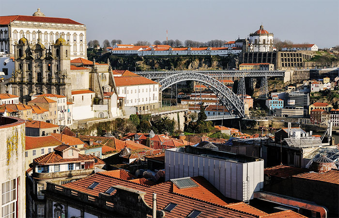 Llegue y explore Oporto en una visita guiada en sidecar