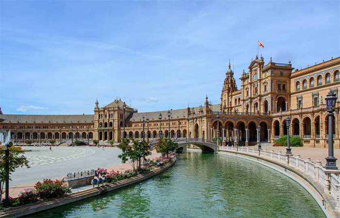 Sevilla, tour privado en bicicleta con guía, velada de flamenco y tapas