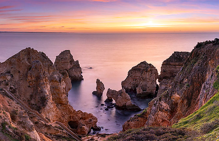 Tome el tren al Algarve y disfrute de una puesta de sol en la playa