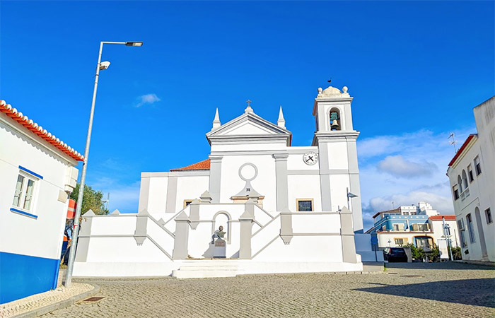 Traslado a Aljezur: Exploración de la ciudad y playas