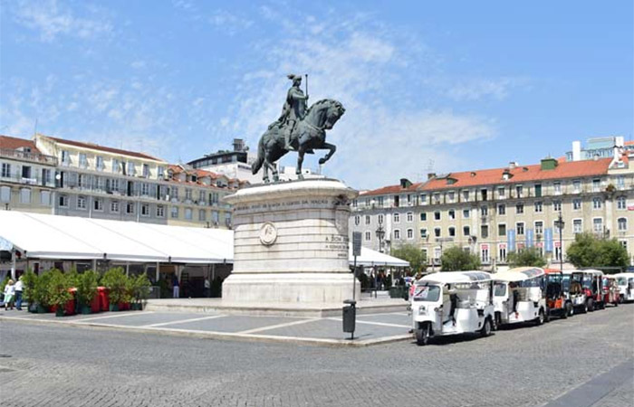 Traslado a Lisboa, City Tour en Tuk-Tuk, Noche de Fado