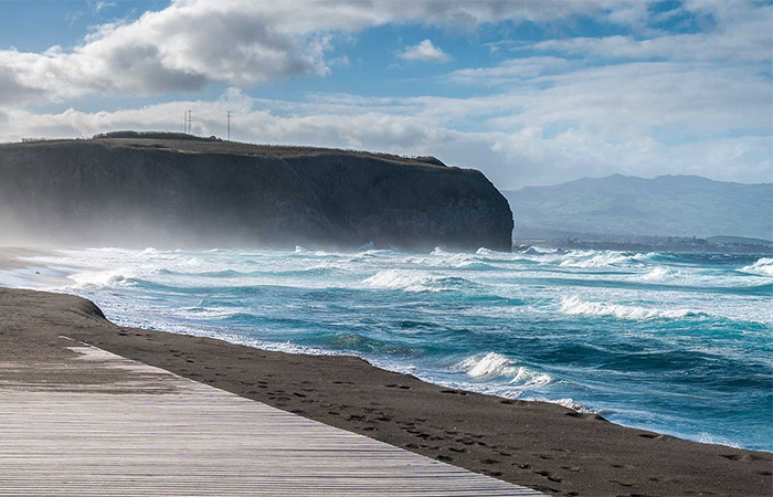 Vuela a la isla de São Miguel, explora las playas