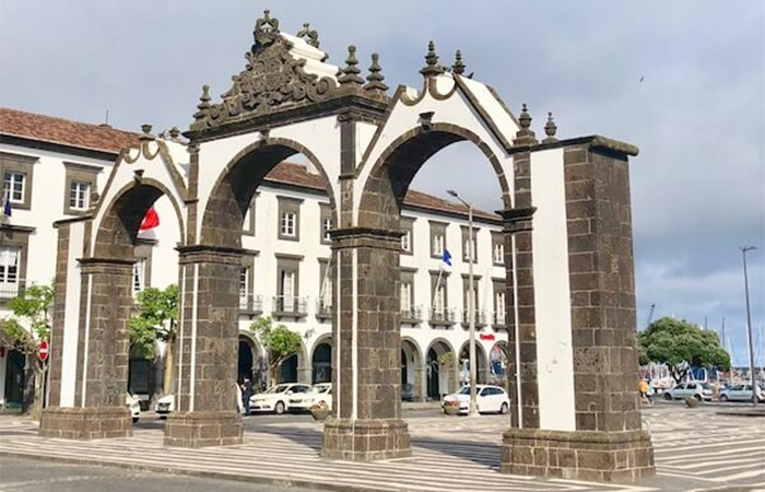 Vuele a Ponta Delgada y explore el oeste de São Miguel