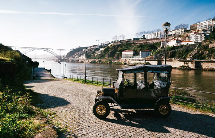 Tour por Oporto en coches antiguos y cata de vinos de Oporto