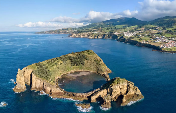 Vuelo a la isla de São Miguel, crucero de avistamiento de ballenas