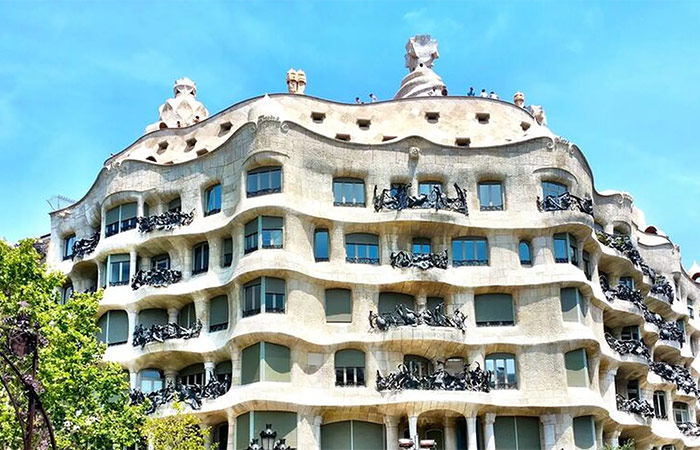 Recorrido arquitectónico de Antoni Gaudí y visita al mercado