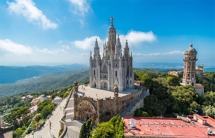 Tour familiar por el Barrio Gótico, el Monte Tibidabo y el Parque Temático