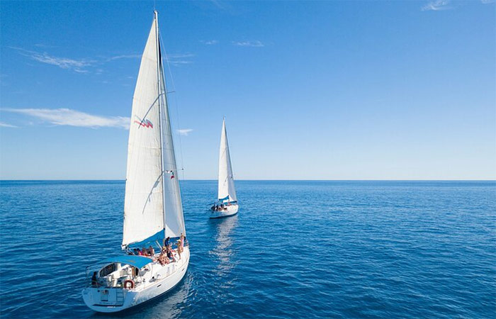 Visita privada a La Sagrada Familia y crucero en velero