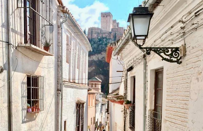 Vuela a Granada y explora la ciudad en bicicleta