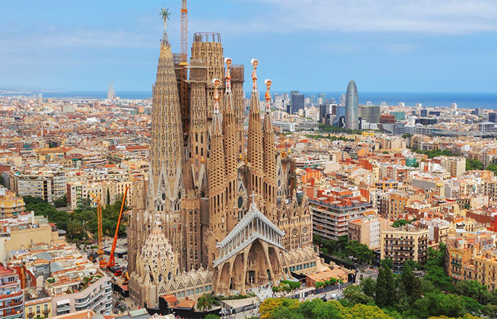 La Sagrada Familia Tour - Sailboat Cruise