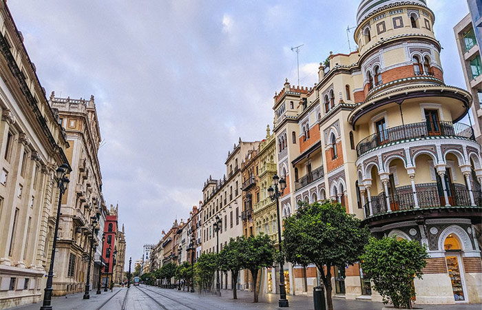 Llegada a Sevilla - Tour de tapas por la noche