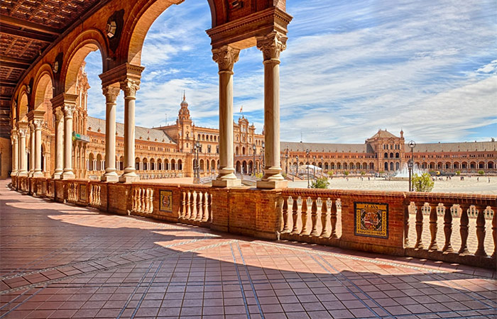 Llegada a Sevilla - Tour de tapas por la noche