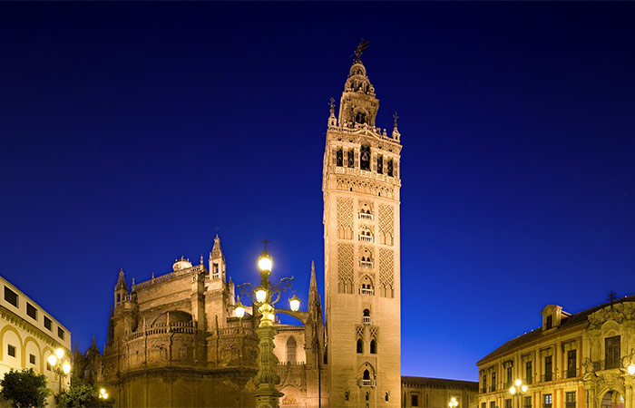 Llegada a Sevilla, tour de tapas por la noche