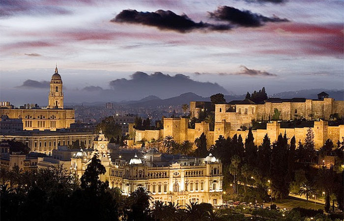 Regreso a Málaga, salida de España