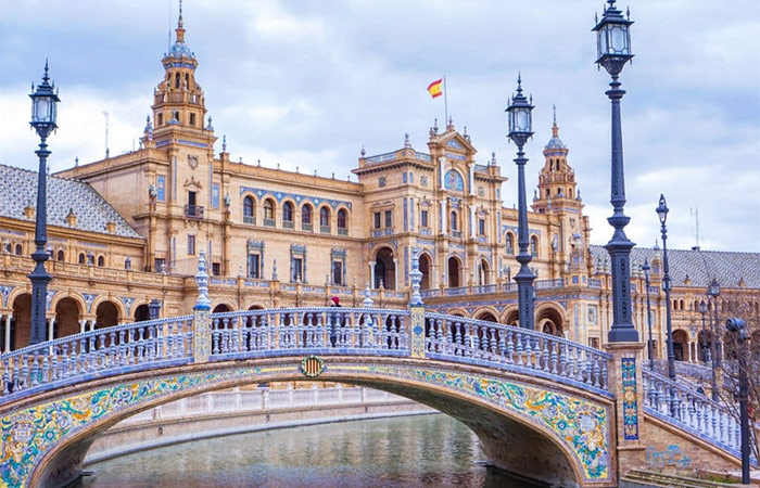 Toma el tren a Sevilla - Disfruta de un espectáculo de flamenco por la noche