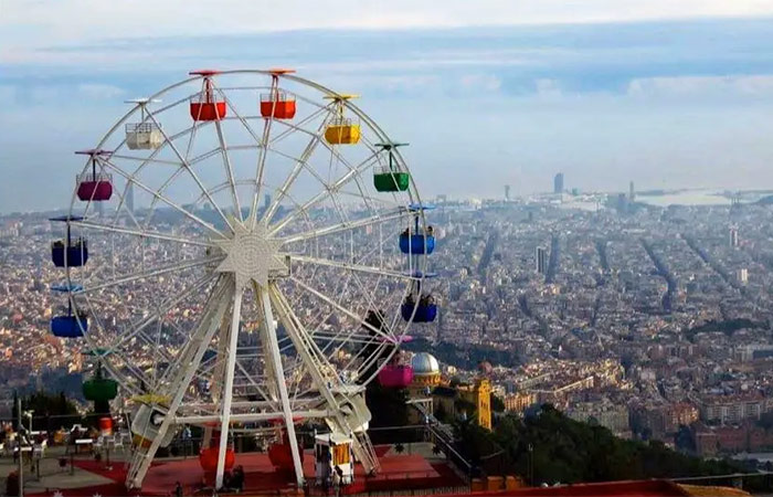 Tour familiar por el Barrio Gótico, el Monte Tibidabo y el Parque Temático