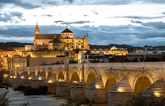 Traslado a Córdoba, Tour Privado y Experiencia Gastronómica Nocturna