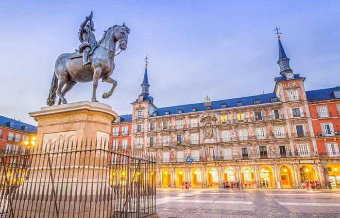 Visita familiar al legado real de Madrid