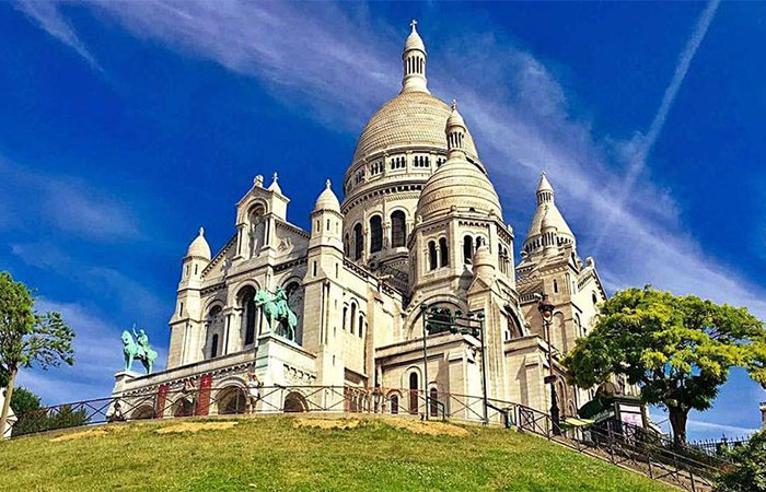 Guided tour of Montmartre and wine and cheese tasting in a medieval wine cellar