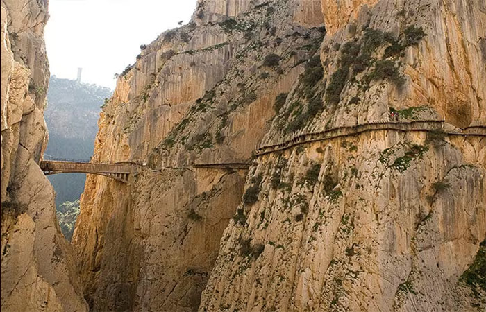 Conducir hasta Granada, caminar por el Caminito del Rey