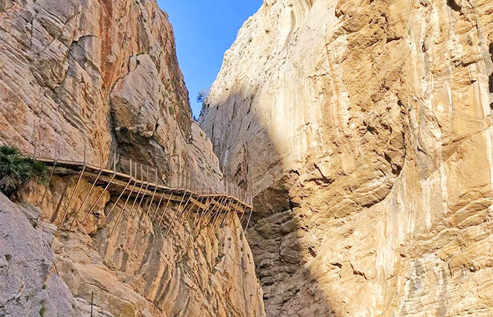 Conduzca hasta Granada, camine por el Caminito del Rey