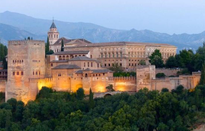 Explora Granada en bicicleta, recorre la Alhambra y los jardines del Generalife