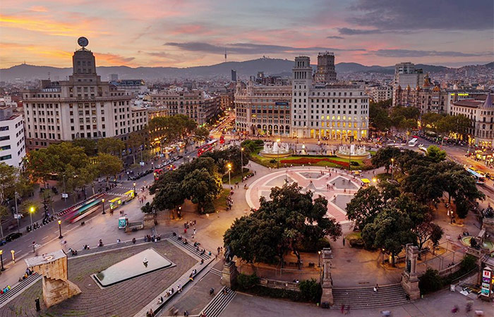 Llegada a Barcelona y paseo guiado por el Barrio Gótico con cena de tapas