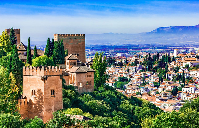 Llegada a Granada, explora la ciudad a través de sus aromas