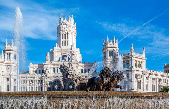 Llegada a Madrid - Paseo guiado opcional por el arte