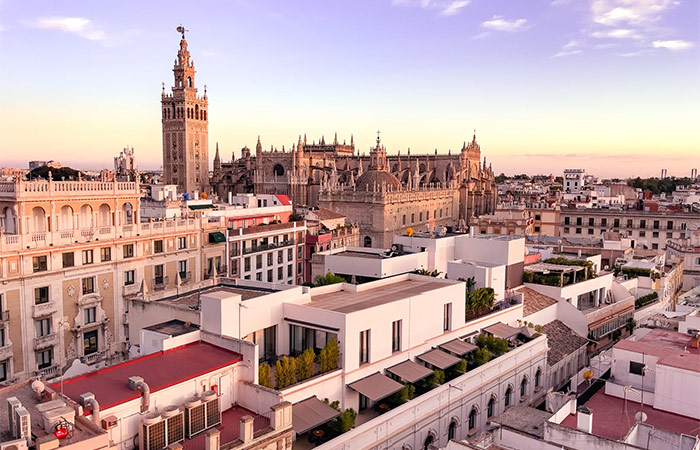 Llegada a Sevilla - Tour de tapas por la noche