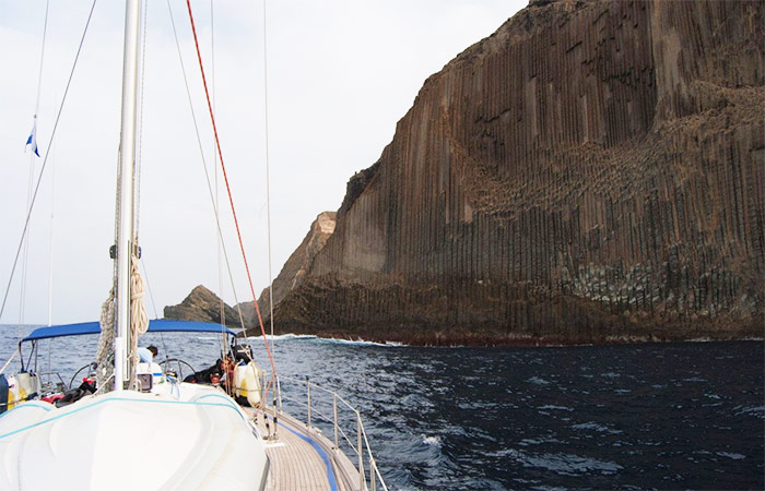 Navega por la costa de La Gomera