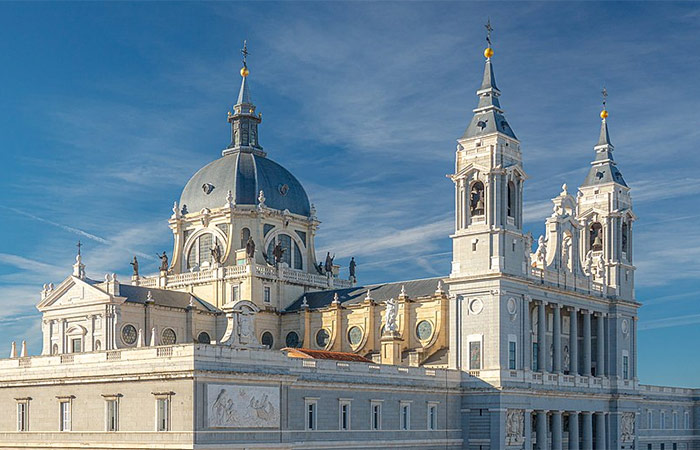 Tapas y tour privado por la ciudad, descubre el legado real de Madrid