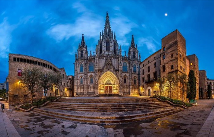 Tour familiar por el Barrio Gótico, el Monte Tibidabo y el Parque Temático