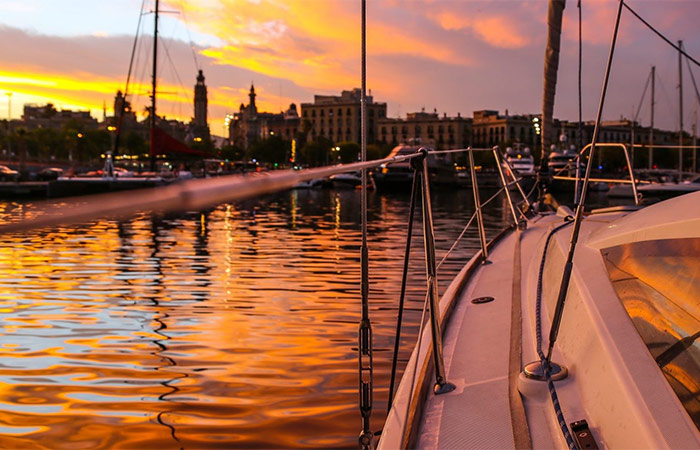 Tour privado en bicicleta y crucero de lujo al atardecer en Barcelona