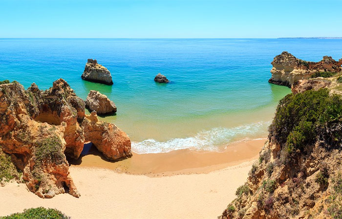 Traslado al Algarve (Portugal) y recogida del coche de alquiler. Explora Lagos