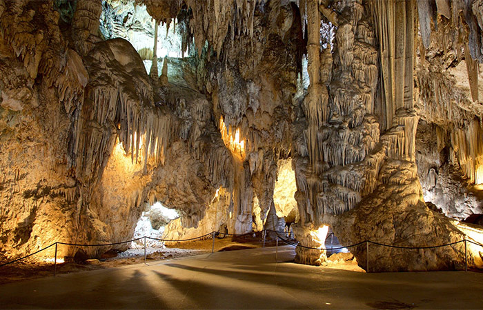 Visita a las Cuevas de Nerja y el Paisaje Kárstico de la Región