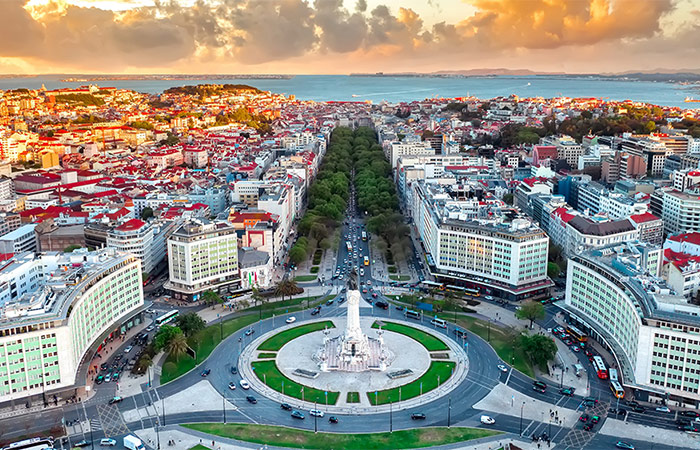 Visita guiada por la ciudad, cena y espectáculo de fado