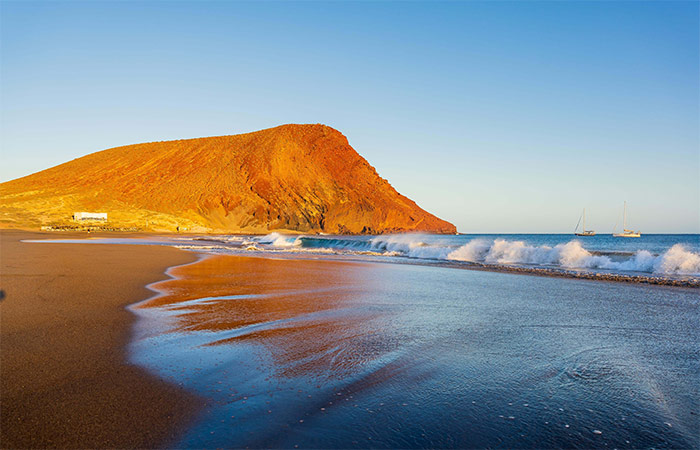 Vuela a Tenerife en las Islas Canarias y explora Santa Cruz