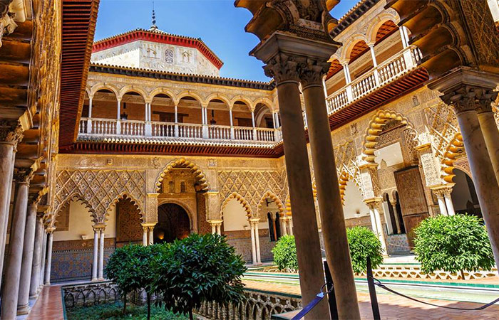 Llegada a Sevilla, visita a la Catedral y el Alcázar de Sevilla, experiencia de tapas y flamenco