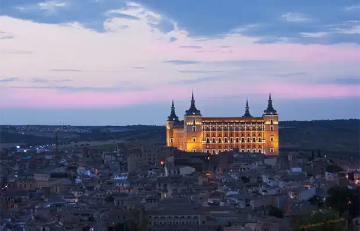 Recogida del coche de alquiler, traslado a Toledo, paseo por la ciudad