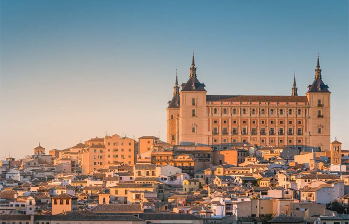 Recogida del coche de alquiler y traslado a Toledo, paseo por la ciudad