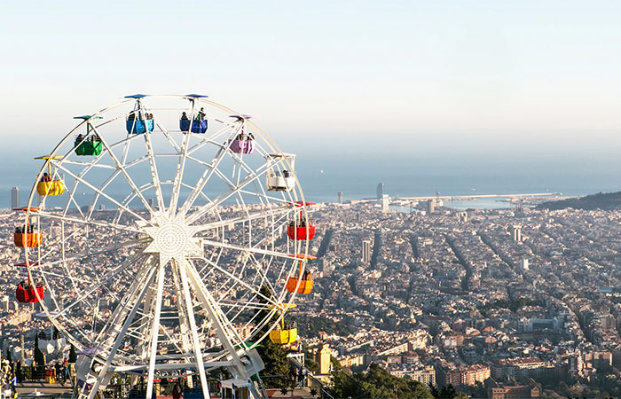 Tour familiar por el Barrio Gótico, el Monte Tibidabo y el Parque Temático