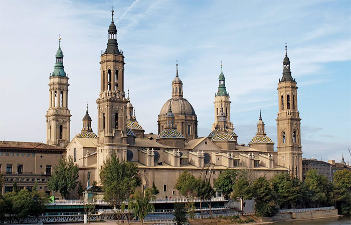 Traslado a Álava, visita a la ciudad de Zaragoza y experiencia vinícola