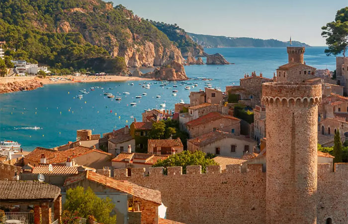 Traslado a la Costa Brava, Tarde libre para explorar