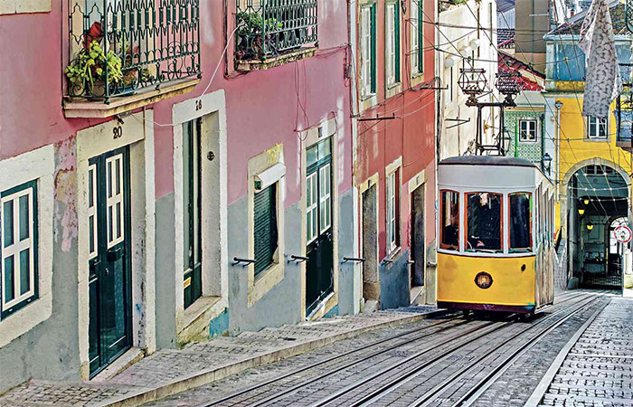 Visita guiada a pie por Lisboa - Actuación de fado