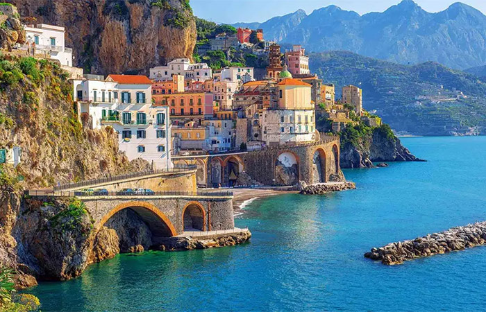 Vuelo a Nápoles (Italia), traslado a la costa de Amalfi, crucero al atardecer por la bahía