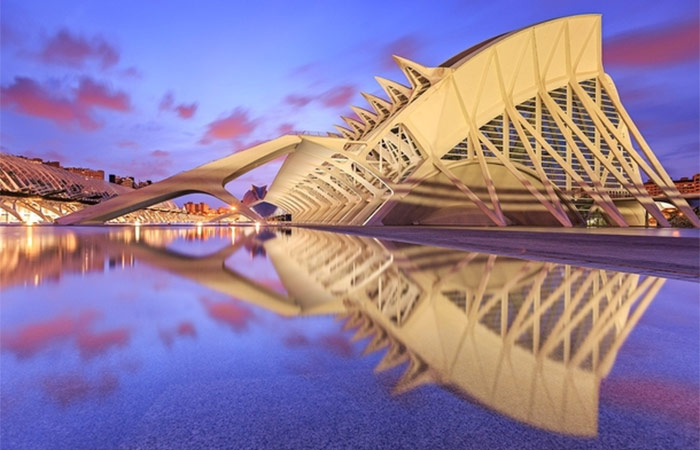 Explora la Ciudad de las Artes y las Ciencias de Valencia y el Parque Gulliver